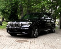 BMW X5M (2022) чёрная